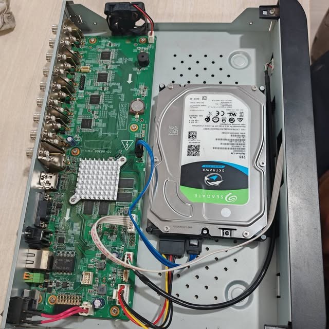 Interior NVR cu hard disk Seagate SkyHawk