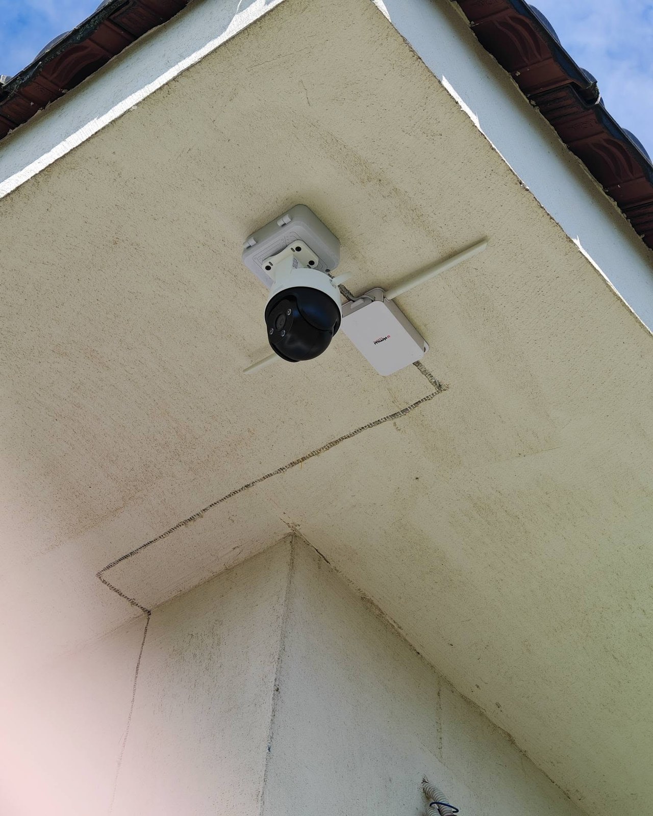 Cameră PTZ montată pe colțul unei case