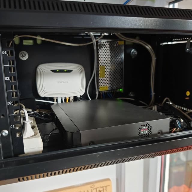 Rack de rețea cu DVR și router