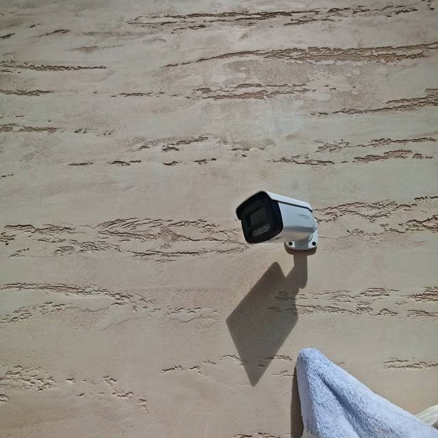 Cameră de supraveghere exterior pe fațadă