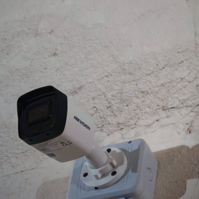 Cameră Hikvision montată în exterior